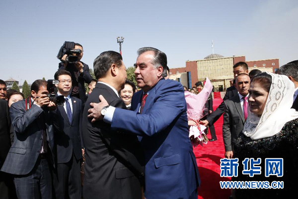 9月14日，国家主席习近平结束对塔吉克斯坦的国事访问，乘坐专机离开杜尚别。拉赫蒙总统夫妇专程到机场为习近平和夫人彭丽媛送行。新华社记者 鞠鹏 摄 