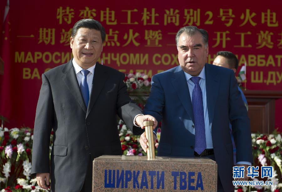 9月13日,国家主席习近平和塔吉克斯坦总统拉赫蒙在杜尚别共同出席中塔两国重大合作项目——杜尚别2号热电厂一期工程竣工仪式、二期工程开工仪式。这是习近平和拉赫蒙一同将装有两国元首签名二期工程奠基纪念页的金色金属管放入水泥墩中。 新华社记者黄敬文摄 9月13日,国家主席习近平和塔吉克斯坦总统拉赫蒙在杜尚别共同出席中塔两国重大合作项目——杜尚别2号热电厂一期工程竣工仪式、二期工程开工仪式。这是习近平和拉赫蒙一同将装有两国元首签名二期工程奠基纪念页的金色金属管放入水泥墩中。 新华社记者黄敬文摄
