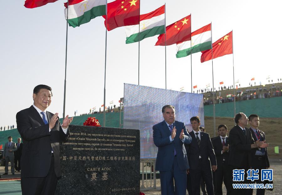 9月13日，國家主席習近平和塔吉克總統拉赫蒙共同出席中國－中亞天然氣管道D線塔吉克境內段開工儀式。 新華社記者黃敬文攝 