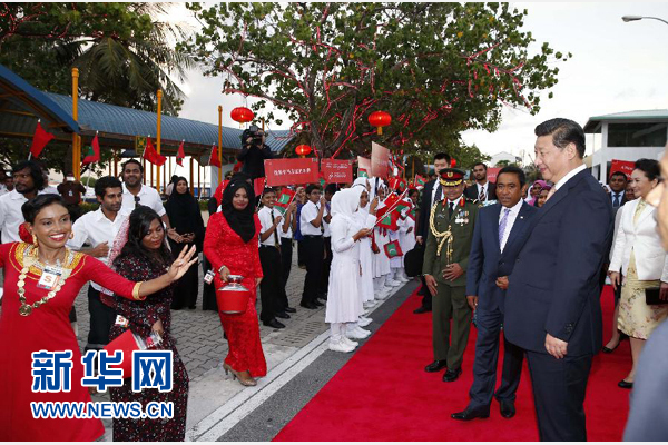 9月14日,国家主席习近平抵达马累,开始对马尔代夫进行国事访问。习近平和夫人彭丽媛在机场受到马尔代夫总统亚明夫妇的热情迎接。新华社记者 鞠鹏 摄 9月14日,国家主席习近平抵达马累,开始对马尔代夫进行国事访问。习近平和夫人彭丽媛在机场受到马尔代夫总统亚明夫妇的热情迎接。新华社记者 鞠鹏 摄