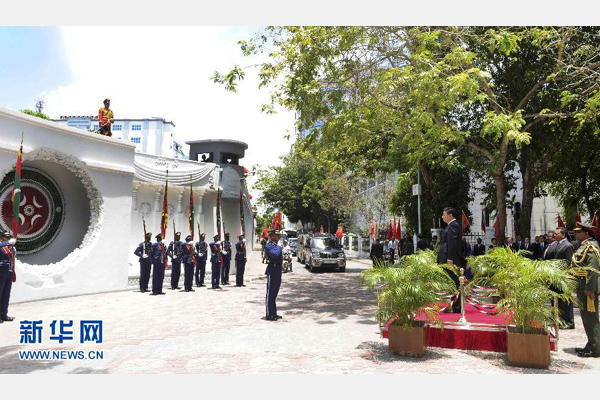 9月15日，国家主席习近平在马累向马尔代夫烈士纪念碑致礼。新华社记者 张铎 摄
