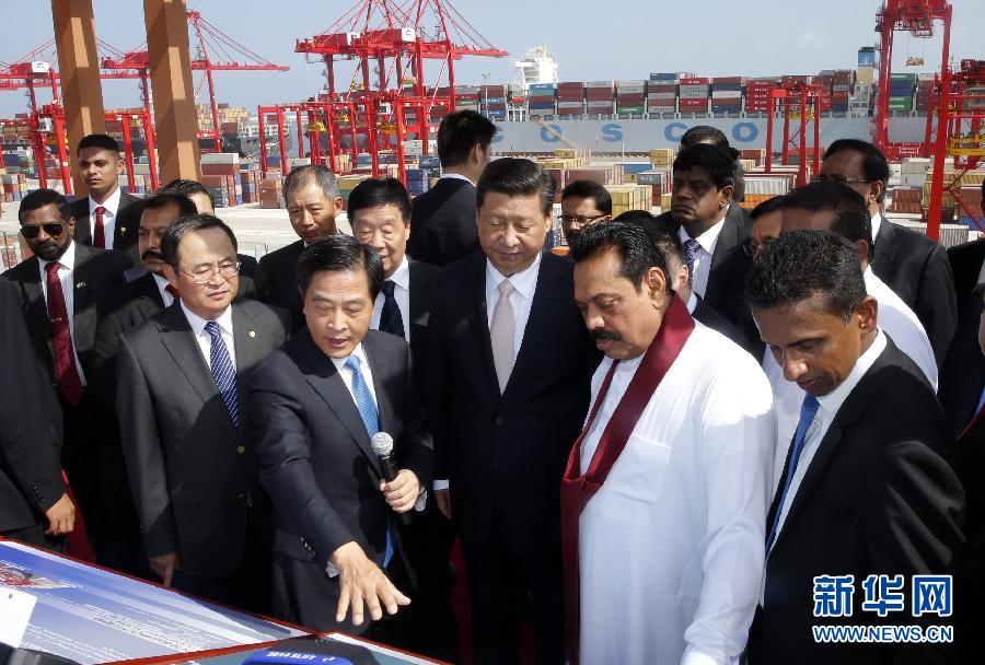 9月17日,国家主席习近平在斯里兰卡总统拉贾帕克萨陪同下,考察中斯重要合作项目——科伦坡港南集装箱码头。 新华社记者 鞠鹏 摄 9月17日,国家主席习近平在斯里兰卡总统拉贾帕克萨陪同下,考察中斯重要合作项目——科伦坡港南集装箱码头。 新华社记者 鞠鹏 摄