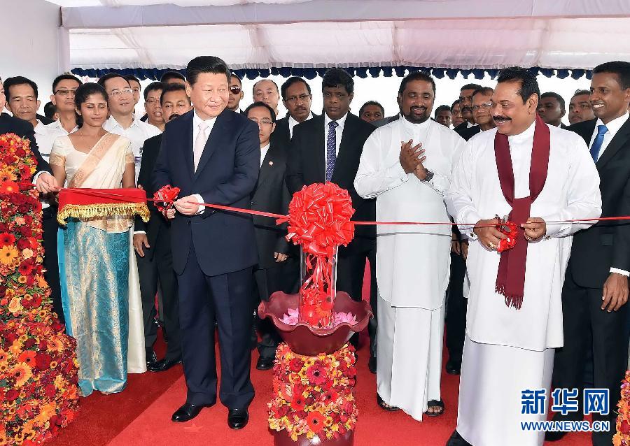 9月17日,国家主席习近平在斯里兰卡总统拉贾帕克萨陪同下考察中斯港口合作项目。这是习近平和拉贾帕克萨为港口城开工剪彩。 新华社记者李涛 摄 9月17日,国家主席习近平在斯里兰卡总统拉贾帕克萨陪同下考察中斯港口合作项目。这是习近平和拉贾帕克萨为港口城开工剪彩。 新华社记者李涛 摄