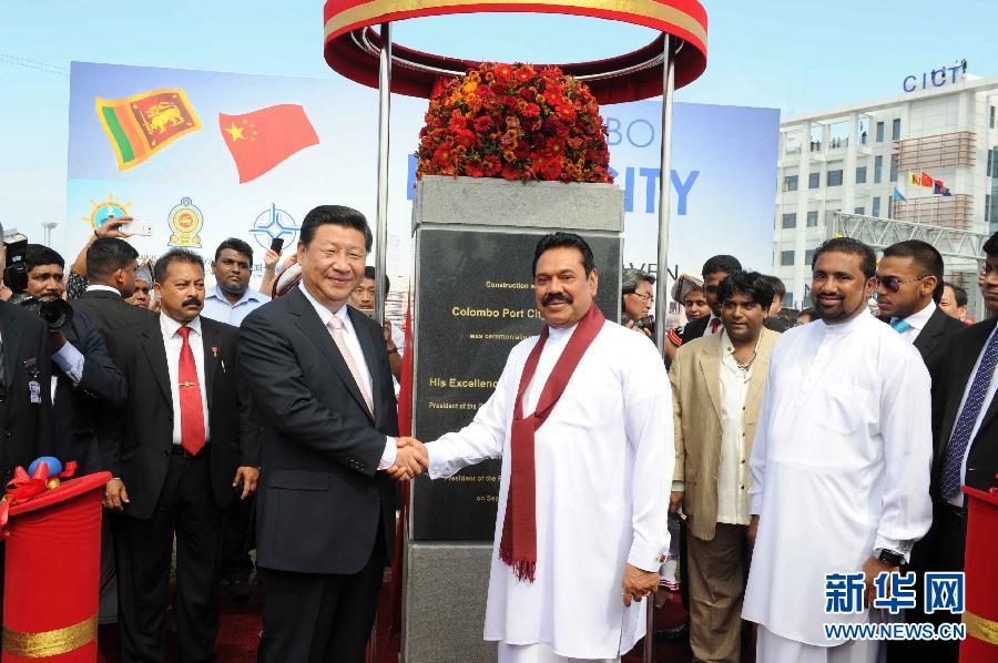 9月17日,国家主席习近平在斯里兰卡总统拉贾帕克萨陪同下考察中斯港口合作项目。这是习近平和拉贾帕克萨为港口城奠基揭幕。 新华社记者谢环驰 摄 9月17日,国家主席习近平在斯里兰卡总统拉贾帕克萨陪同下考察中斯港口合作项目。这是习近平和拉贾帕克萨为港口城奠基揭幕。 新华社记者谢环驰 摄