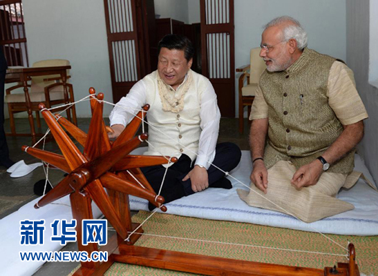 9月17日，国家主席习近平在印度古吉拉特邦进行访问。印度总理莫迪全程陪同。这是习近平在参观甘地故居时，亲自摇动甘地曾经使用过的纺车。新华社记者 马占成 摄