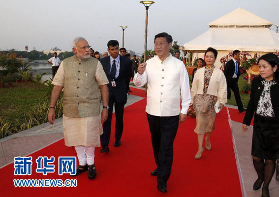 9月17日，国家主席习近平在印度古吉拉特邦进行访问。印度总理莫迪全程陪同。这是习近平和莫迪一同参观河岸公园发展项目。 新华社记者 鞠鹏摄