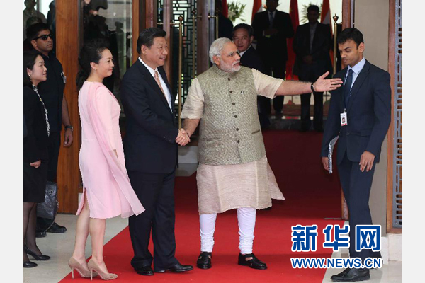 9月17日，国家主席习近平在古吉拉特邦艾哈迈达巴德会见印度总理莫迪。 新华社记者 庞兴雷 摄