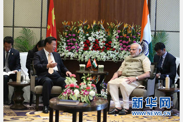 9月17日，国家主席习近平在古吉拉特邦艾哈迈达巴德会见印度总理莫迪。 新华社记者 姚大伟 摄