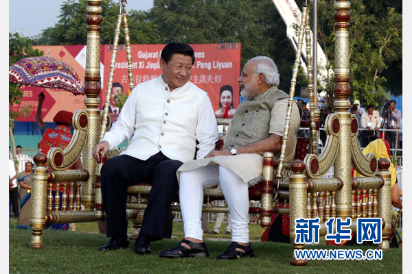 9月17日，国家主席习近平在印度总理莫迪陪同下访问古吉拉特邦。这是习近平和莫迪在参观河岸公园发展项目时亲切交谈。 新华社记者 鞠鹏 摄