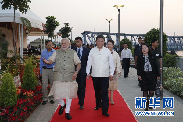 9月17日，国家主席习近平在印度总理莫迪陪同下访问古吉拉特邦。这是习近平在莫迪陪同下参观河岸公园发展项目。 新华社记者 鞠鹏 摄