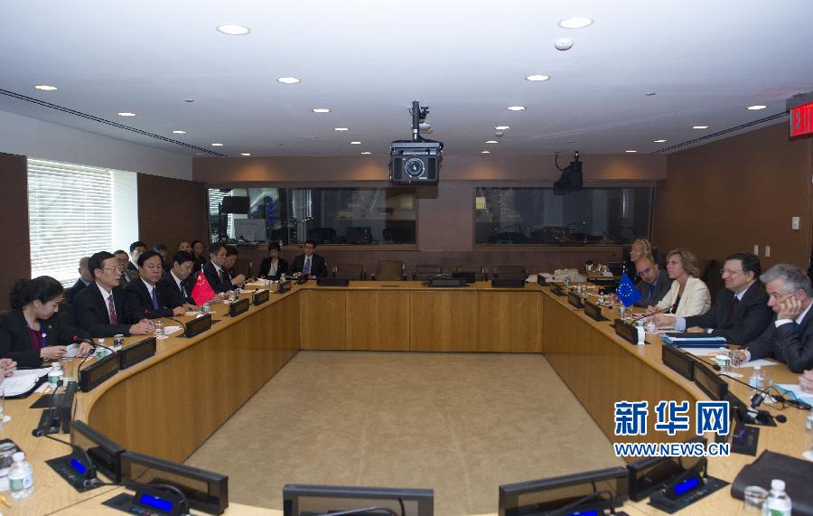  9月23日，正在纽约出席联合国气候峰会的国家主席习近平特使、国务院副总理张高丽在纽约联合国总部会见欧盟委员会主席巴罗佐。新华社记者 王晔 摄 