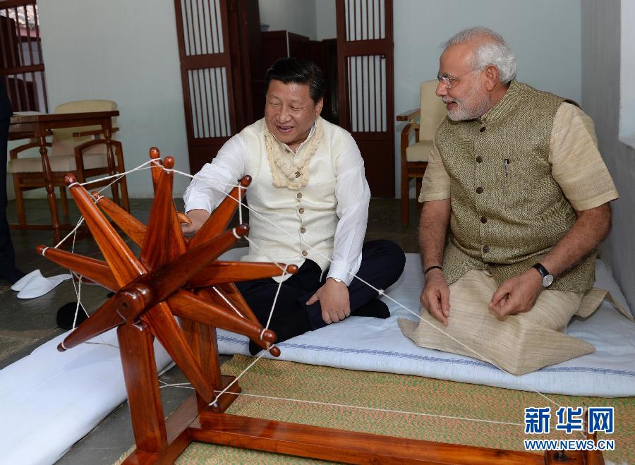 9月17日，国家主席习近平在印度古吉拉特邦进行访问。印度总理莫迪全程陪同。这是习近平在参观甘地故居时，亲自摇动甘地曾经使用过的纺车。新华社记者 马占成 摄