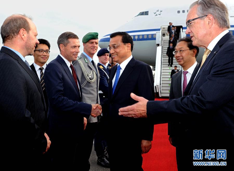 10月9日,国务院总理李克强抵达柏林开始对德国进行正式访问。德国政府高级官员到机场迎接。 新华社记者 饶爱民 摄 10月9日,国务院总理李克强抵达柏林开始对德国进行正式访问。德国政府高级官员到机场迎接。 新华社记者 饶爱民 摄