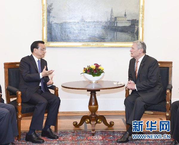 10月10日,国务院总理李克强在柏林会见德国总统高克。 新华社记者 李学仁 摄 10月10日,国务院总理李克强在柏林会见德国总统高克。 新华社记者 李学仁 摄
