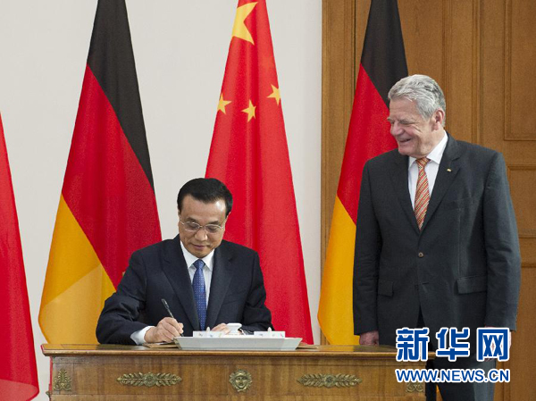 10月10日,国务院总理李克强在柏林会见德国总统高克。这是李克强总理在高克总统的陪同下在贵宾簿上签字。 新华社记者 王晔 摄 10月10日,国务院总理李克强在柏林会见德国总统高克。这是李克强总理在高克总统的陪同下在贵宾簿上签字。 新华社记者 王晔 摄
