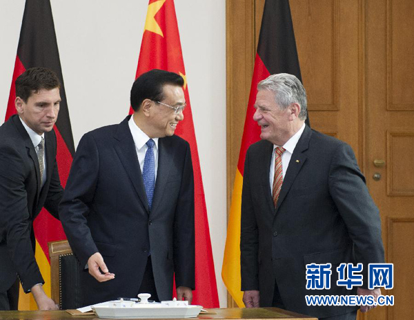 10月10日,国务院总理李克强在柏林会见德国总统高克。这是李克强总理与高克总统亲切交谈。 新华社记者 王晔 摄 10月10日,国务院总理李克强在柏林会见德国总统高克。这是李克强总理与高克总统亲切交谈。 新华社记者 王晔 摄