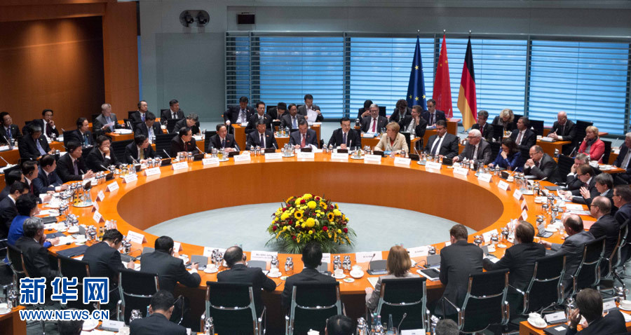 10月10日,中国国务院总理李克强在柏林与德国总理默克尔共同主持第三轮中德政府磋商。 新华社记者 李学仁 摄 10月10日,中国国务院总理李克强在柏林与德国总理默克尔共同主持第三轮中德政府磋商。 新华社记者 李学仁 摄