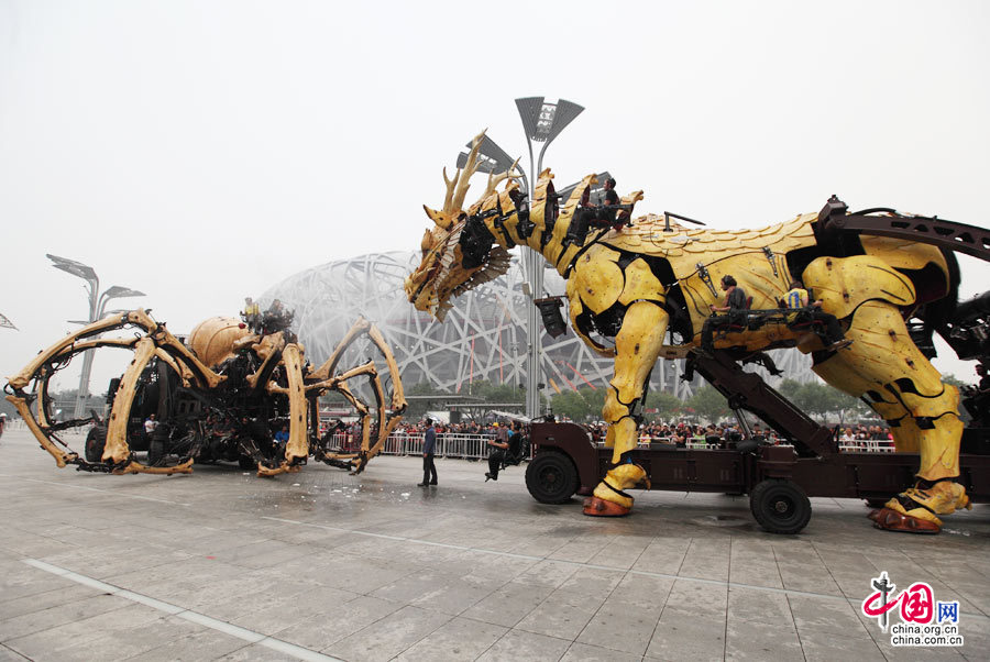 法国机械&ldquo;龙马&rdquo;巡游表演进行彩排