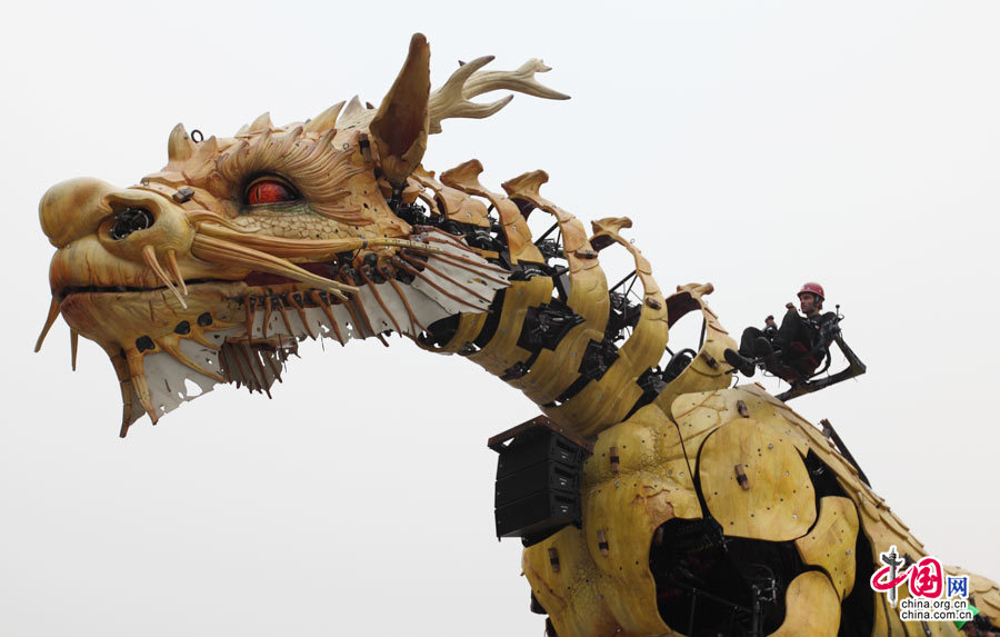 法国机械&ldquo;龙马&rdquo;巡游表演进行彩排