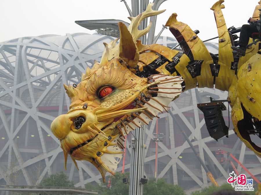 法国机械&ldquo;龙马&rdquo;巡游表演进行彩排