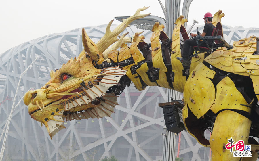 法国机械&ldquo;龙马&rdquo;巡游表演进行彩排