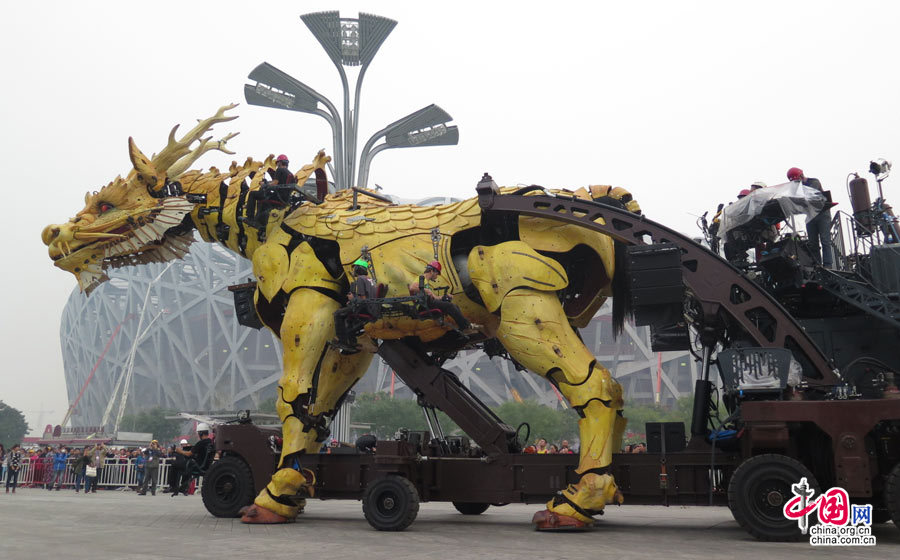 法国机械&ldquo;龙马&rdquo;巡游表演进行彩排