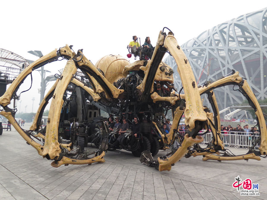 法国机械&ldquo;龙马&rdquo;巡游表演进行彩排