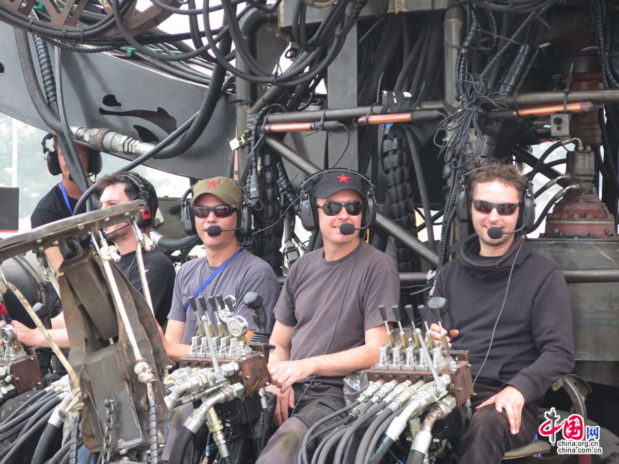 法国机械&ldquo;龙马&rdquo;巡游表演进行彩排