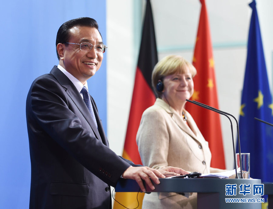 10月10日,国务院总理李克强在柏林与德国总理默克尔圆满结束第三轮中德政府磋商后共同会见记者。 新华社记者 李学仁 摄 10月10日,国务院总理李克强在柏林与德国总理默克尔圆满结束第三轮中德政府磋商后共同会见记者。 新华社记者 李学仁 摄