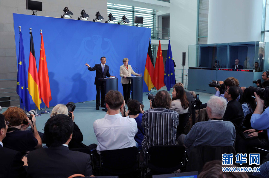 10月10日，中国国务院总理李克强在柏林与德国总理默克尔圆满结束第三轮中德政府磋商后共同会见记者。 新华社记者 饶爱民 摄