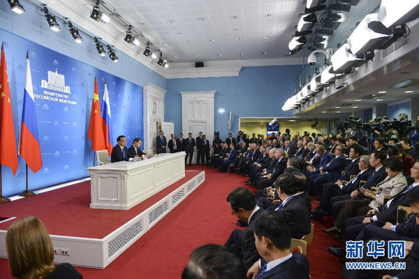 10月13日,国务院总理李克强在莫斯科与俄罗斯总理梅德韦杰夫圆满结束中俄总理第十九次定期会晤后共同会见记者。 新华社记者李学仁摄 10月13日,国务院总理李克强在莫斯科与俄罗斯总理梅德韦杰夫圆满结束中俄总理第十九次定期会晤后共同会见记者。 新华社记者李学仁摄