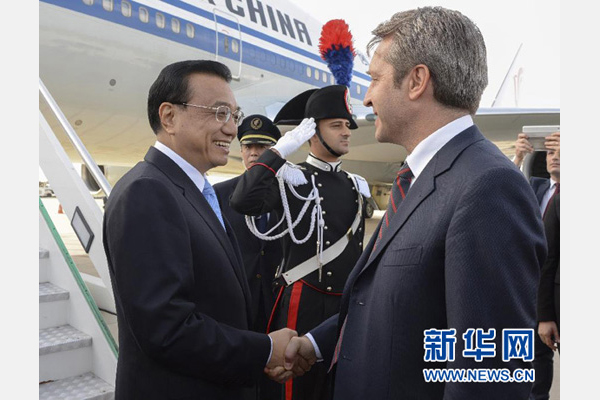10月14日,国务院总理李克强乘专机抵达罗马,开始对意大利进行正式访问,意大利政府高级官员到机场迎接。 新华社记者李学仁摄 10月14日,国务院总理李克强乘专机抵达罗马,开始对意大利进行正式访问,意大利政府高级官员到机场迎接。 新华社记者李学仁摄
