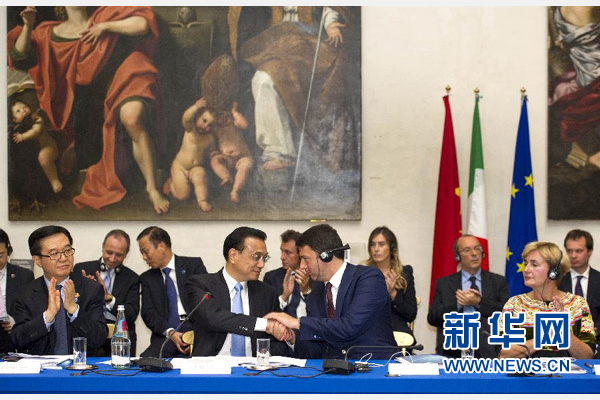 10月14日,中国国务院总理李克强在罗马巴尔贝里尼宫与意大利总理伦齐共同会见中意企业家委员会委员及企业家代表并致辞。 新华社记者谢环驰 摄 10月14日,中国国务院总理李克强在罗马巴尔贝里尼宫与意大利总理伦齐共同会见中意企业家委员会委员及企业家代表并致辞。 新华社记者谢环驰 摄