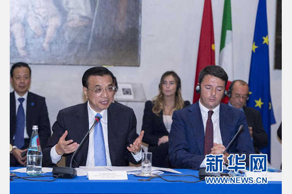 10月14日,中国国务院总理李克强在罗马巴尔贝里尼宫与意大利总理伦齐共同会见中意企业家委员会委员及企业家代表并致辞。 新华社记者 王晔摄 10月14日,中国国务院总理李克强在罗马巴尔贝里尼宫与意大利总理伦齐共同会见中意企业家委员会委员及企业家代表并致辞。 新华社记者 王晔摄