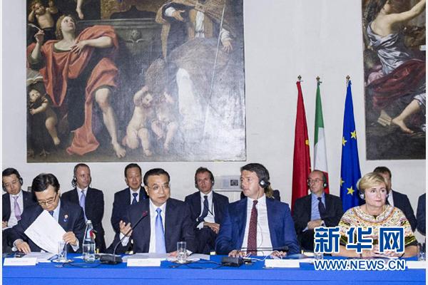 10月14日,中国国务院总理李克强在罗马巴尔贝里尼宫与意大利总理伦齐共同会见中意企业家委员会委员及企业家代表并致辞。 新华社记者 王晔摄 10月14日,中国国务院总理李克强在罗马巴尔贝里尼宫与意大利总理伦齐共同会见中意企业家委员会委员及企业家代表并致辞。 新华社记者 王晔摄