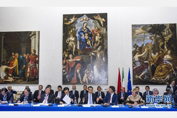 10月14日,中国国务院总理李克强在罗马巴尔贝里尼宫与意大利总理伦齐共同会见中意企业家委员会委员及企业家代表并致辞。 新华社记者 王晔摄 10月14日,中国国务院总理李克强在罗马巴尔贝里尼宫与意大利总理伦齐共同会见中意企业家委员会委员及企业家代表并致辞。 新华社记者 王晔摄