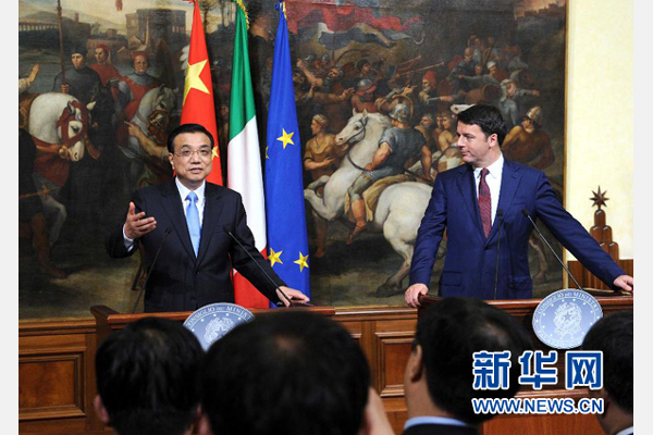 10月14日,中国国务院总理李克强与意大利总理伦齐在罗马举行会谈后共同会见记者。 新华社记者 饶爱民 摄 10月14日,中国国务院总理李克强与意大利总理伦齐在罗马举行会谈后共同会见记者。 新华社记者 饶爱民 摄