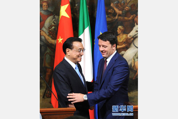 10月14日，中国国务院总理李克强与意大利总理伦齐在罗马举行会谈后共同会见记者。 新华社记者 饶爱民 摄 