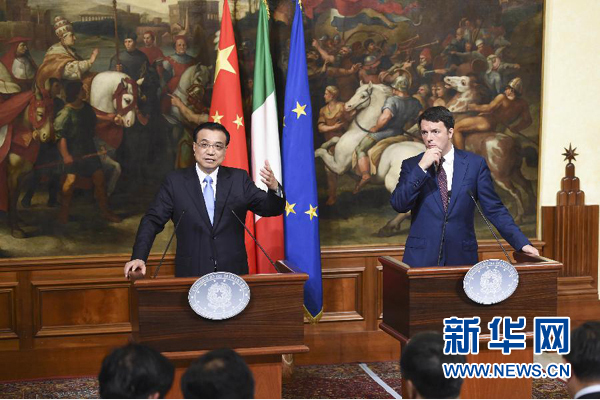 10月14日,国务院总理李克强在罗马与意大利总理伦齐举行会谈后共同会见记者。 新华社记者 李学仁 摄 10月14日,国务院总理李克强在罗马与意大利总理伦齐举行会谈后共同会见记者。 新华社记者 李学仁 摄