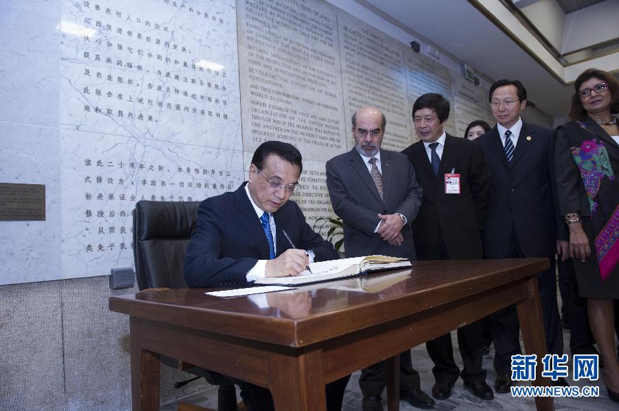 10月15日,中国国务院总理李克强在罗马会见联合国粮农组织总干事格拉齐亚诺。这是李克强抵达后在贵宾簿上签字。 新华社记者 王晔 摄 10月15日,中国国务院总理李克强在罗马会见联合国粮农组织总干事格拉齐亚诺。这是李克强抵达后在贵宾簿上签字。 新华社记者 王晔 摄