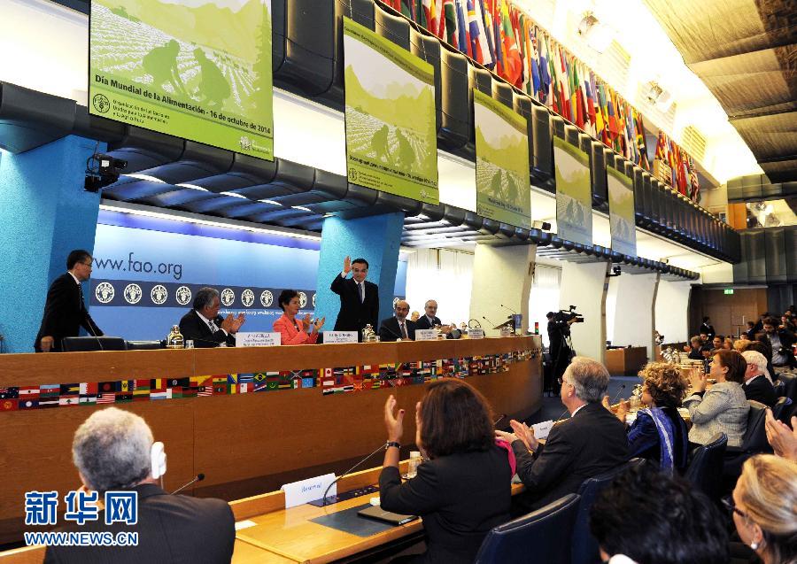 10月15日,中国国务院总理李克强在格拉齐亚诺总干事的陪同下在位于罗马的联合国粮农组织总部发表演讲。 新华社记者 饶爱民 摄 10月15日,中国国务院总理李克强在格拉齐亚诺总干事的陪同下在位于罗马的联合国粮农组织总部发表演讲。 新华社记者 饶爱民 摄