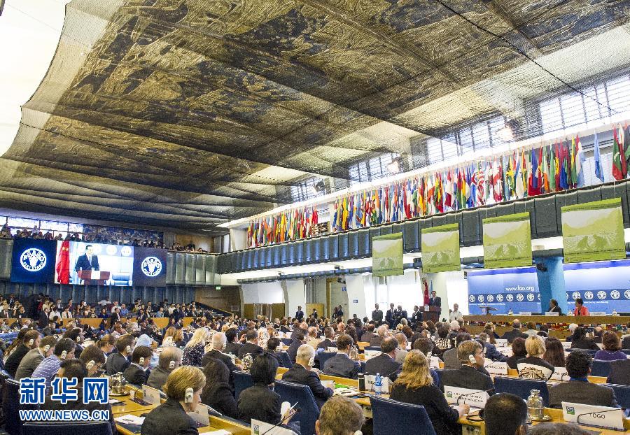 10月15日,中国国务院总理李克强在格拉齐亚诺总干事的陪同下在位于罗马的联合国粮农组织总部发表演讲。 新华社记者 王晔 摄 10月15日,中国国务院总理李克强在格拉齐亚诺总干事的陪同下在位于罗马的联合国粮农组织总部发表演讲。 新华社记者 王晔 摄