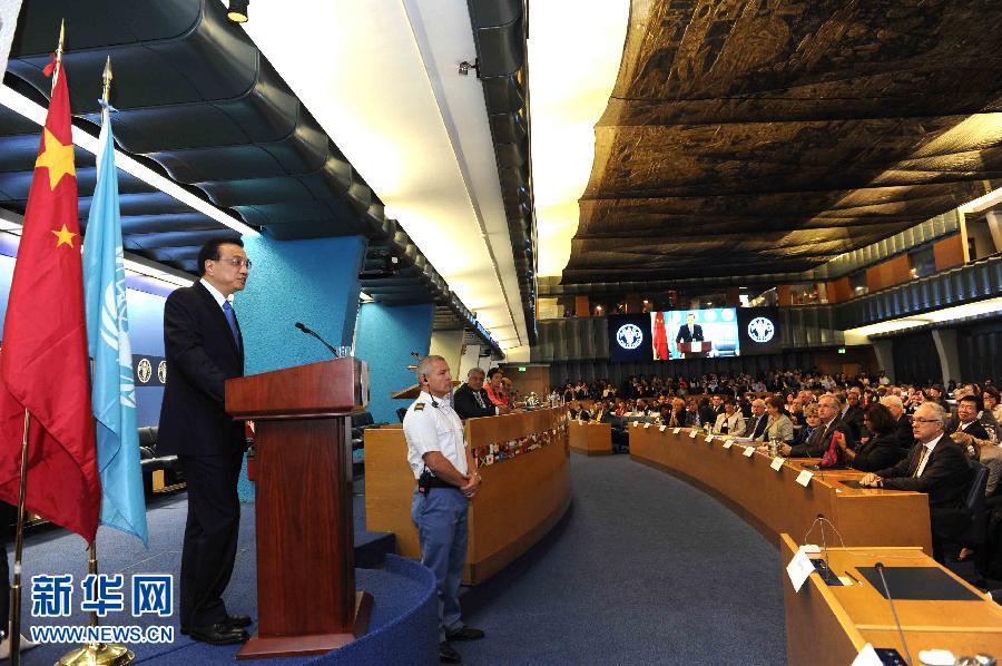 10月15日,中国国务院总理李克强在格拉齐亚诺总干事的陪同下在位于罗马的联合国粮农组织总部发表演讲。 新华社记者 饶爱民 摄 10月15日,中国国务院总理李克强在格拉齐亚诺总干事的陪同下在位于罗马的联合国粮农组织总部发表演讲。 新华社记者 饶爱民 摄