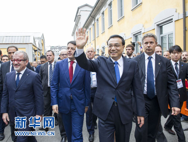10月16日,中国国务院总理李克强在米兰与意大利总理伦齐共同出席第五届中意创新合作周大会并致辞。这是李克强抵达位于米兰理工大学的会场。新华社记者王晔摄 10月16日,中国国务院总理李克强在米兰与意大利总理伦齐共同出席第五届中意创新合作周大会并致辞。这是李克强抵达位于米兰理工大学的会场。新华社记者王晔摄