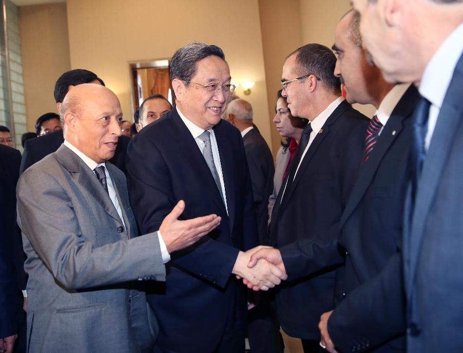 11月2日，正在阿尔及利亚进行正式友好访问的全国政协主席俞正声在阿尔及尔会见阿国民议会议长哈利法。这是哈利法（左）向俞正声介绍阿方人员。新华社记者刘卫兵摄 