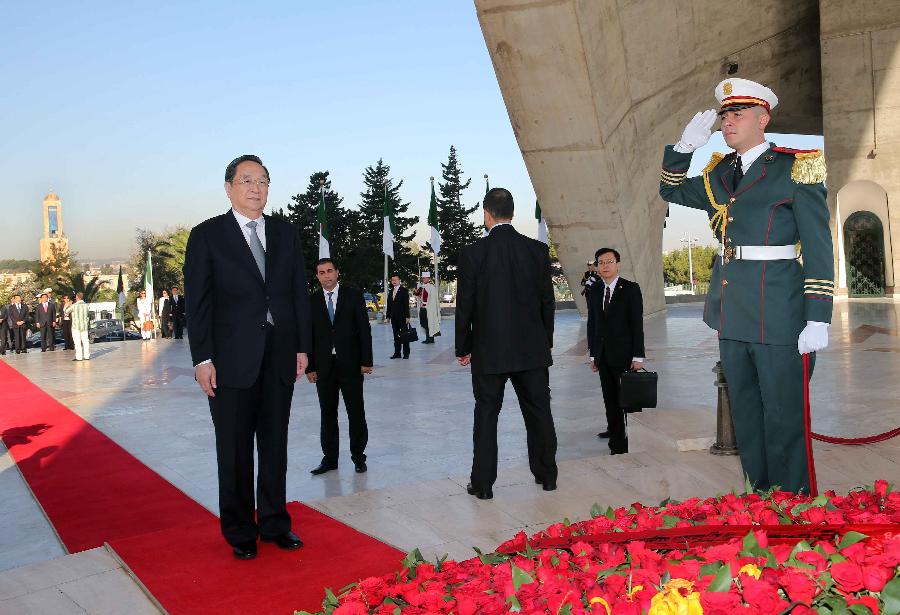 11月2日，正在阿尔及利亚进行正式友好访问的全国政协主席俞正声在阿尔及尔向阿无名烈士纪念碑敬献花环。 新华社记者刘卫兵摄
