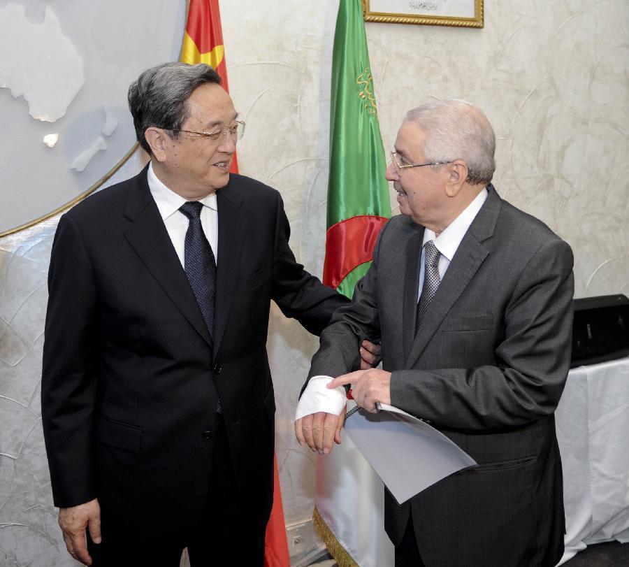 11月1日,正在阿尔及利亚进行正式友好访问的全国政协主席俞正声在阿尔及尔与阿民族院议长本·萨拉赫举行会谈。这是俞正声亲切询问本·萨拉赫的手伤情况。新华社记者 张铎 摄 11月1日,正在阿尔及利亚进行正式友好访问的全国政协主席俞正声在阿尔及尔与阿民族院议长本·萨拉赫举行会谈。这是俞正声亲切询问本·萨拉赫的手伤情况。新华社记者 张铎 摄