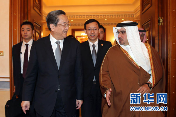 11月6日,正在巴林进行正式友好访问的全国政协主席俞正声在麦纳麦会见巴林王储萨勒曼。 新华社记者刘卫兵摄 11月6日,正在巴林进行正式友好访问的全国政协主席俞正声在麦纳麦会见巴林王储萨勒曼。 新华社记者刘卫兵摄