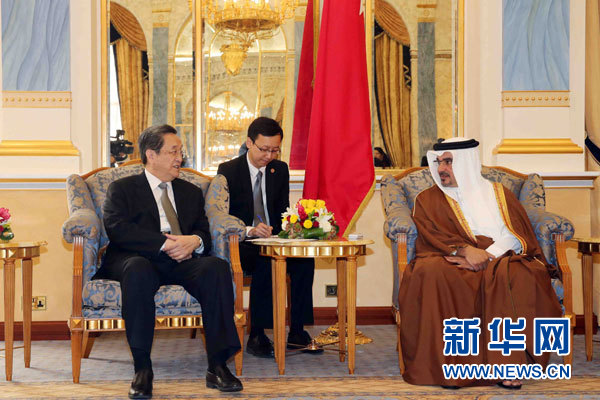 11月6日,正在巴林进行正式友好访问的全国政协主席俞正声在麦纳麦会见巴林王储萨勒曼。 新华社记者刘卫兵摄 11月6日,正在巴林进行正式友好访问的全国政协主席俞正声在麦纳麦会见巴林王储萨勒曼。 新华社记者刘卫兵摄