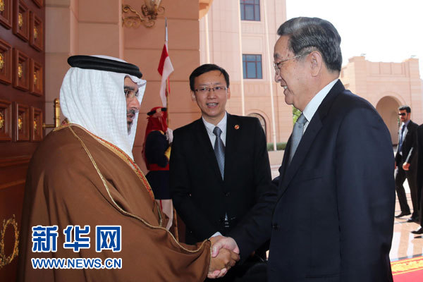 11月6日,正在巴林进行正式友好访问的全国政协主席俞正声在麦纳麦会见巴林王储萨勒曼。 新华社记者刘卫兵摄 11月6日,正在巴林进行正式友好访问的全国政协主席俞正声在麦纳麦会见巴林王储萨勒曼。 新华社记者刘卫兵摄